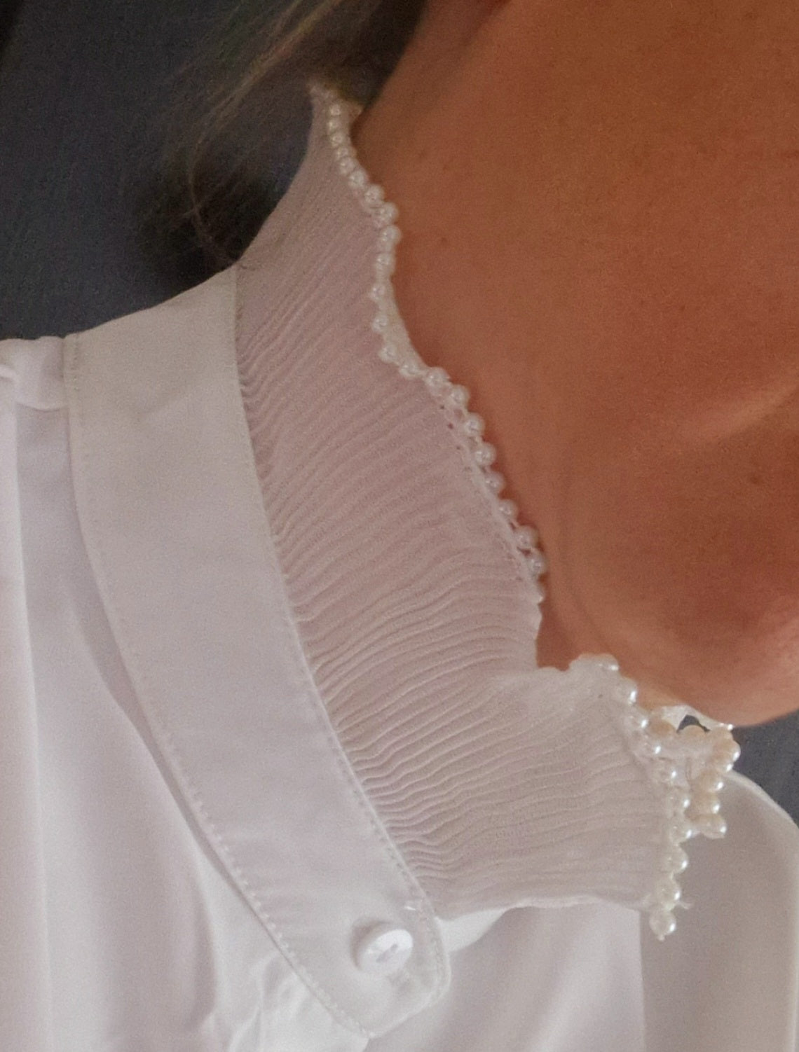Satijnen blouse met een gesmokte kraag en sierparels