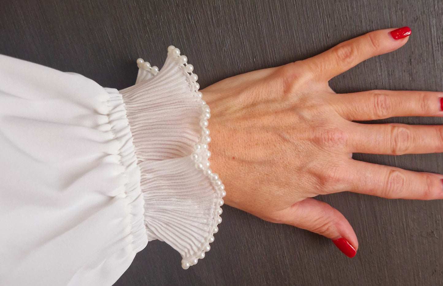 Satijnen blouse met een gesmokte kraag en sierparels