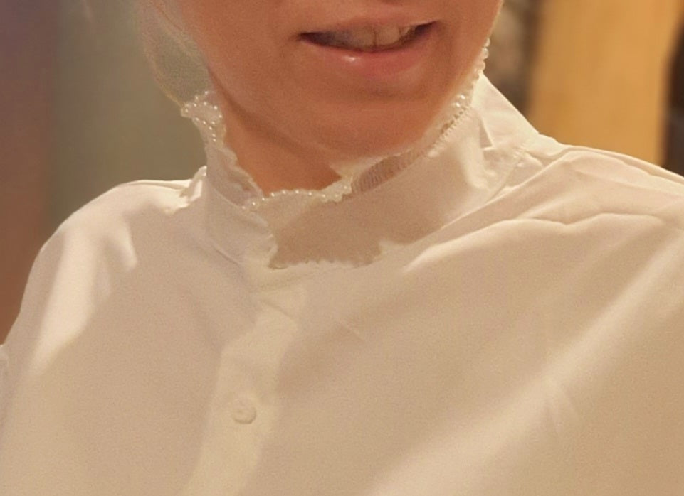 Satijnen blouse met een gesmokte kraag en sierparels