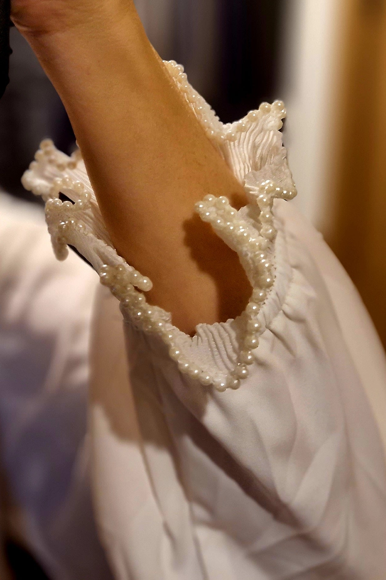 Satijnen blouse met een gesmokte kraag en sierparels