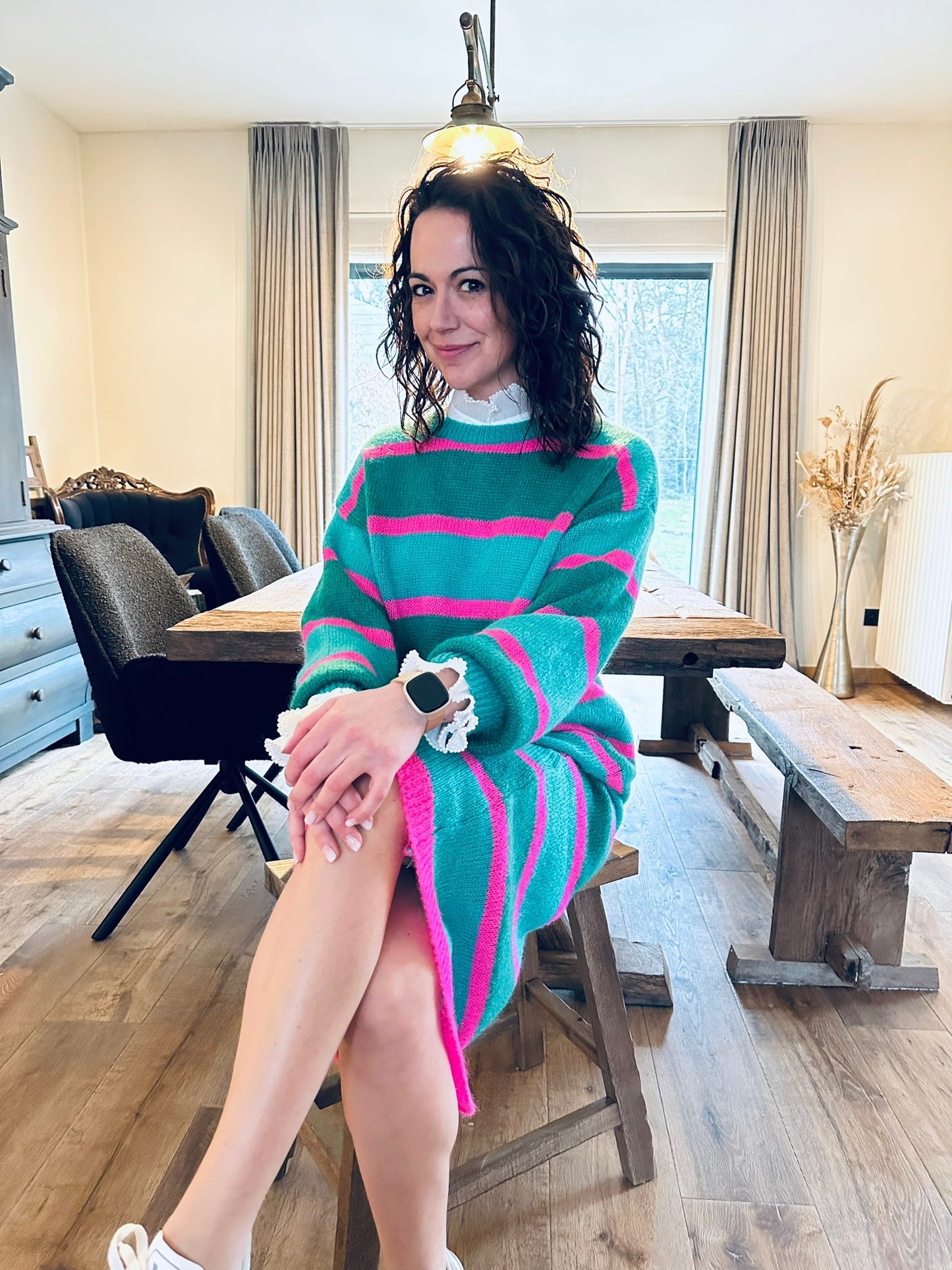 Satijnen blouse met een gesmokte kraag en sierparels