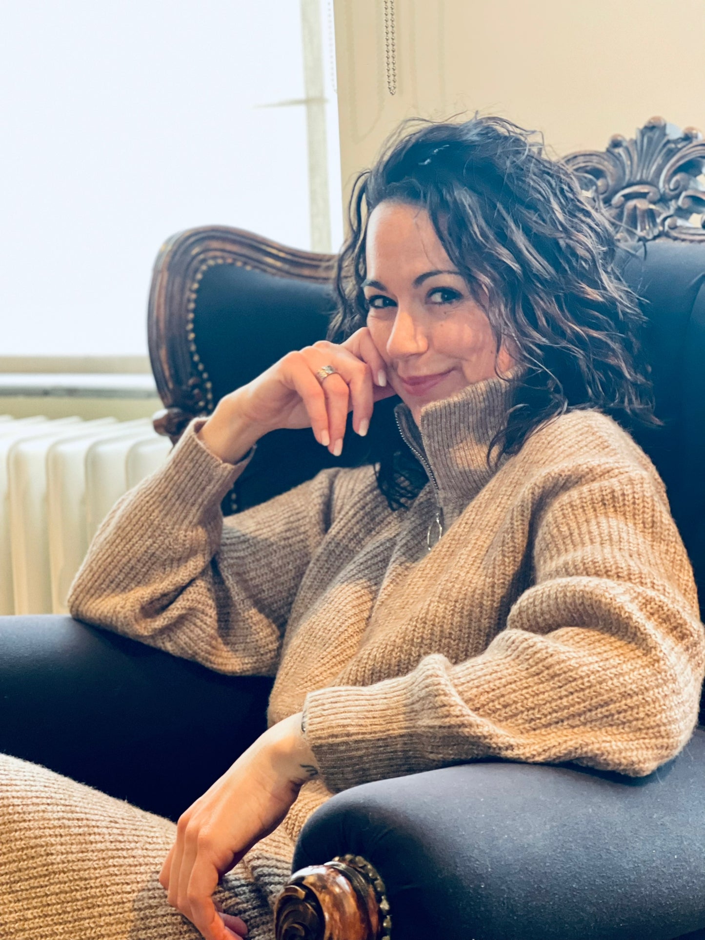 Lange jurk met opstaande kraag en rits bruin