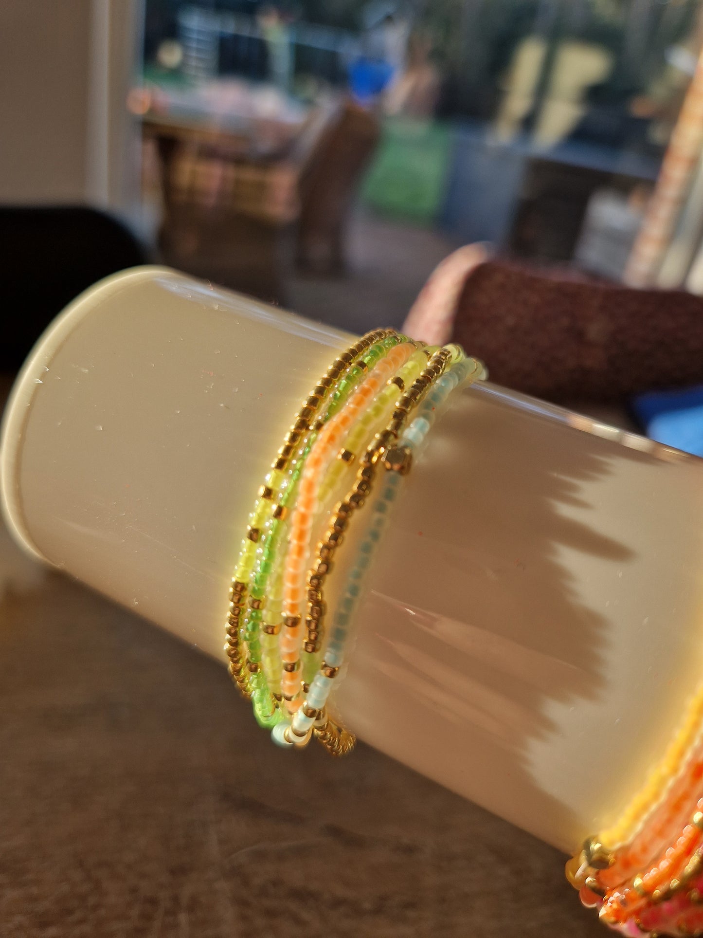 Set van 6 fluo armbandjes met kraaltjes