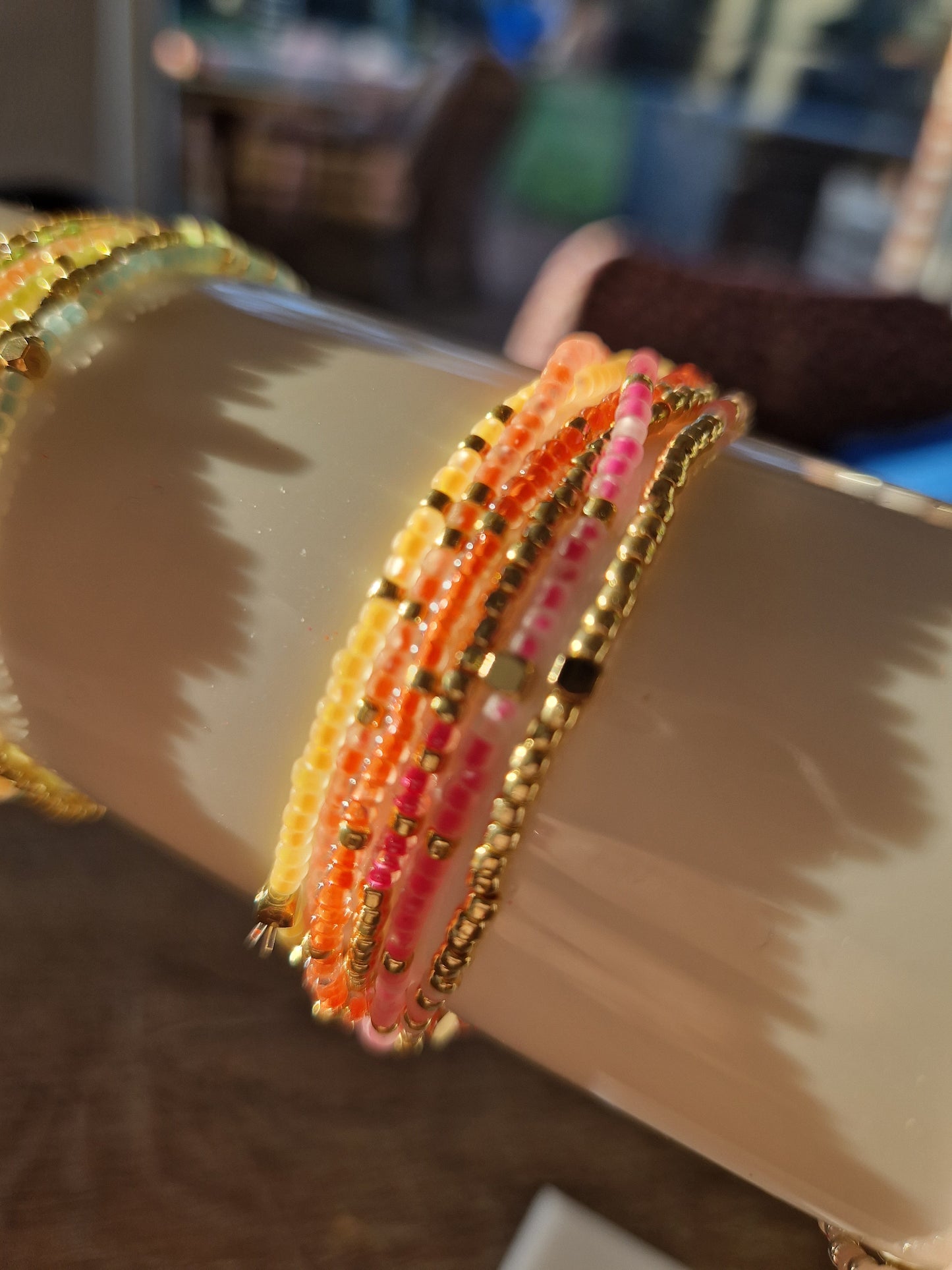 Set van 6 fluo armbandjes met kraaltjes