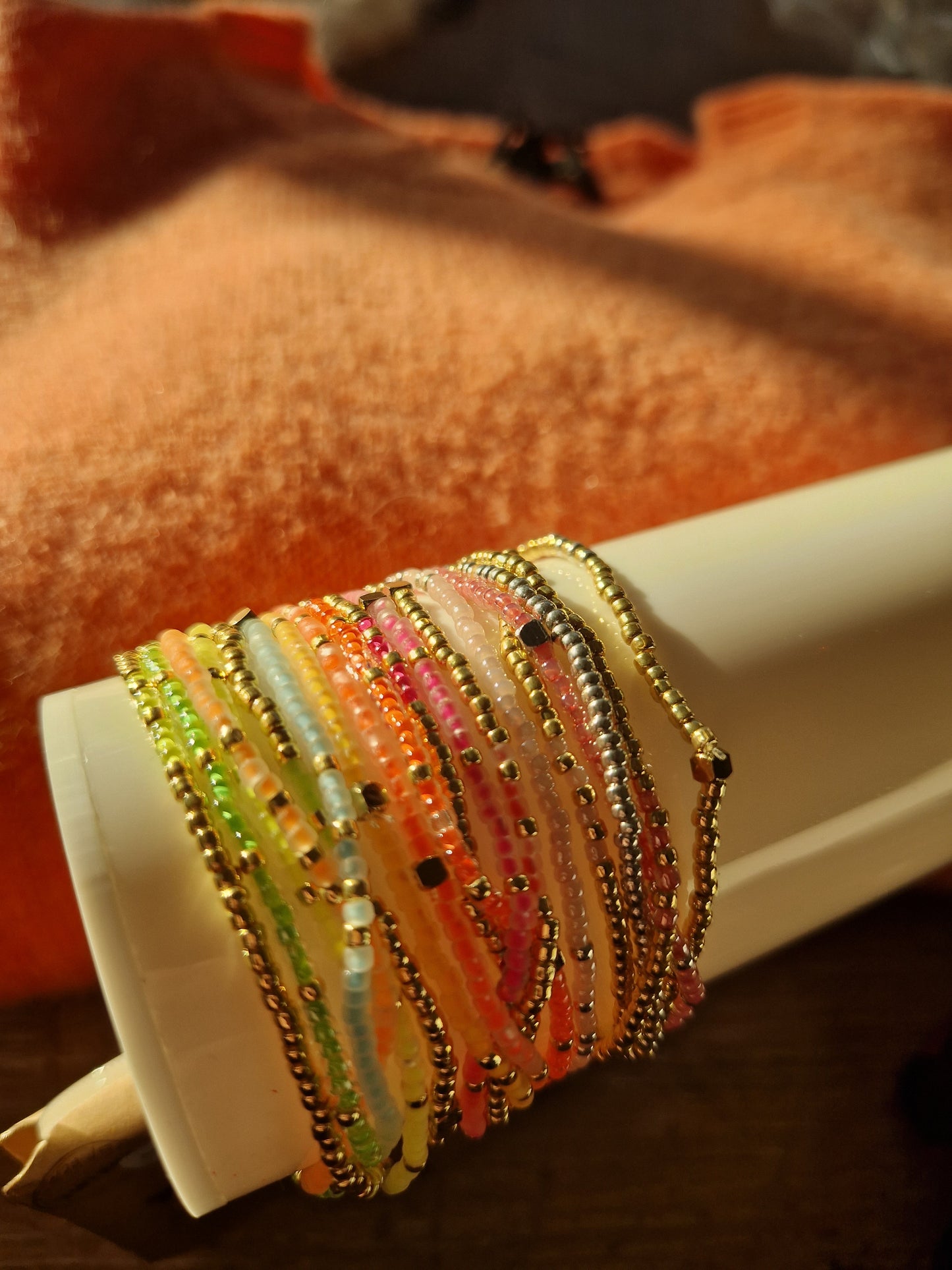 Set van 6 fluo armbandjes met kraaltjes