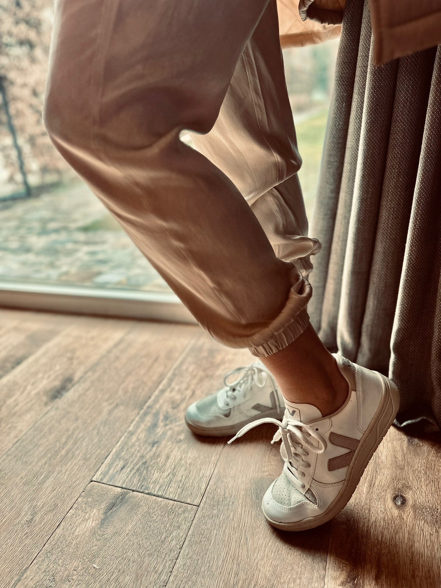 Broek in viscose lichtbeige met elastiek en striklint. Elastiek aan de broekspijpen
