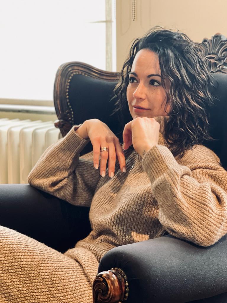 Lange jurk met opstaande kraag en rits bruin